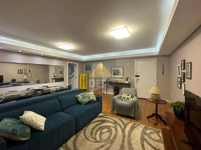 Apartamento à venda com 3 dormitórios no Ed. Adolfo Blaese em Balneário Camboriú