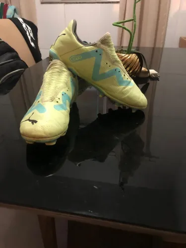 Chuteira de futebol de campo 
