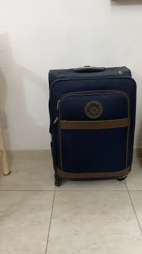 Uma mala azul marinho