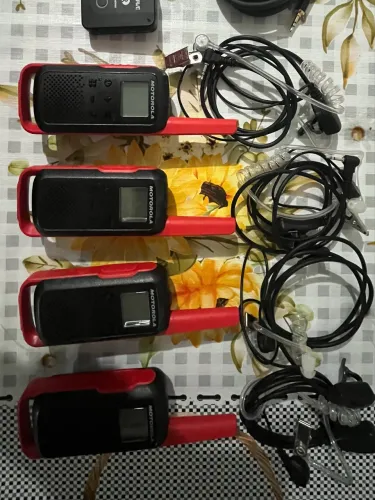 Kit de 4 rádios Motorola e 4 fones.