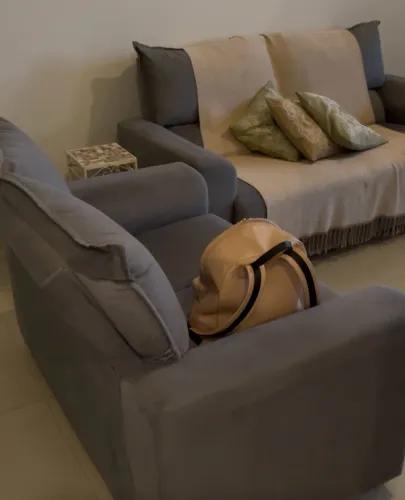 Sofás 3 e 2 lugares cor cinza, perfeito estado