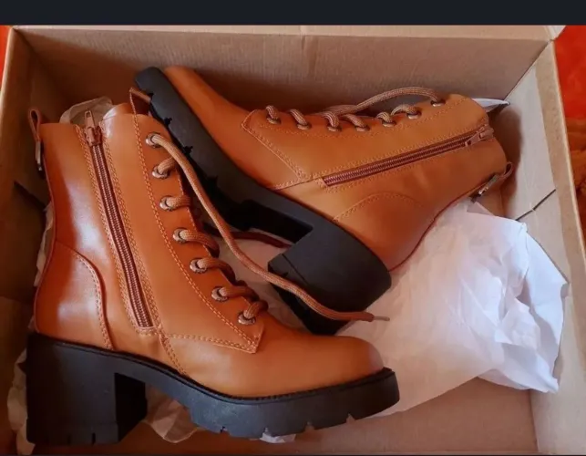 BOTA N 35 NOVA NUNCA USADA NA CAIXA
