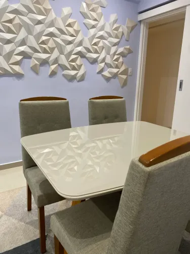 Mesa de Jantar + 4 Cadeiras - R$ 1.100