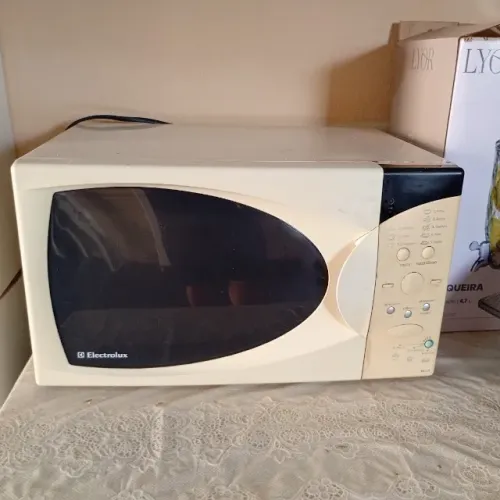 Forno Micro-ondas Electrolux (Modelo ME27S)