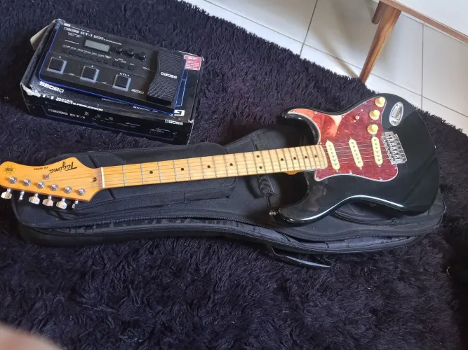 Vendo um kit de guitarra Tagima 530 mas pedaleira Boss GT1