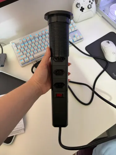 Torre de tomada bivolt, com 3 tomadas e USB