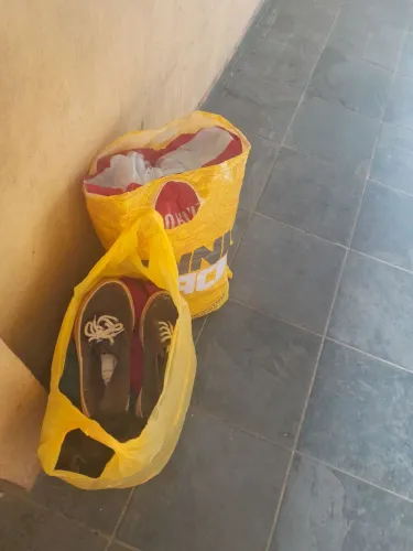 Roupas e sapatos variados 