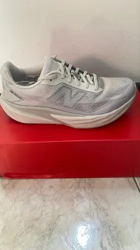 Tênis de corrida New Balance Rebel v5 novo