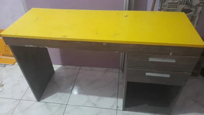 Escrivaninha com 2 gavetas com 1 cadeira de rodinhas