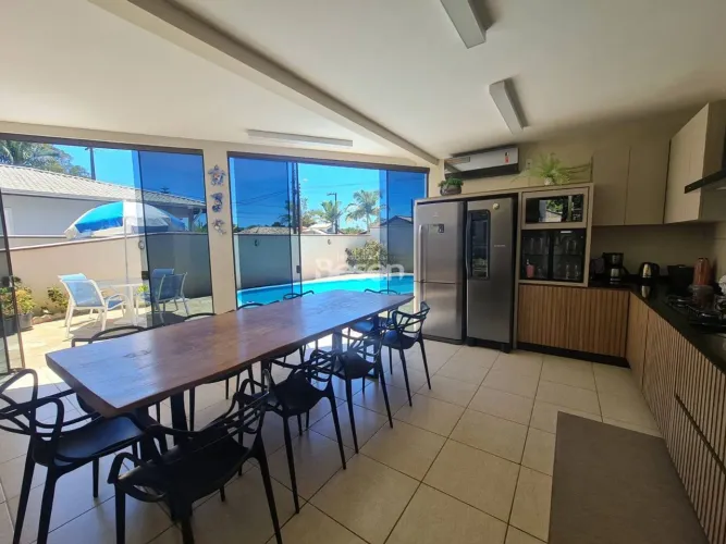 EXCELENTE SOBRADO AVERVADO COM MÓVEIS PLANEJADOS, PISCINA, 04 SUITES, APENAS 300 METROS DO