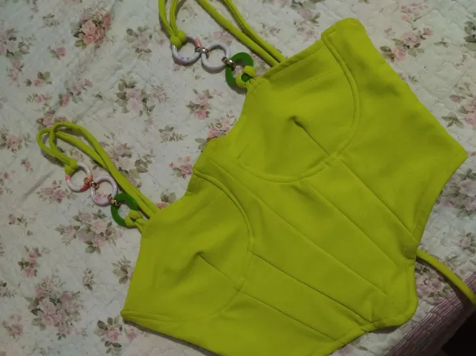 Corset verde limão.