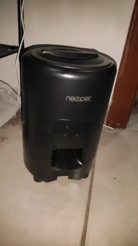 Alimentador Inteligente Comedouro Automático NewPet pronto para uso, já com cabo e plugue