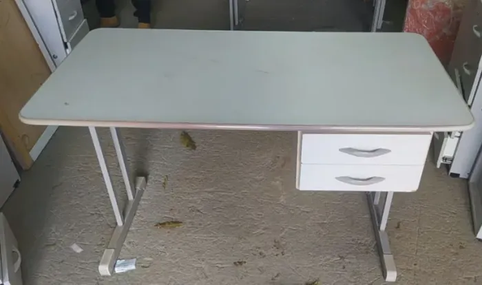 Mesa de escritório com duas gavetas | Somente retirada em mãos