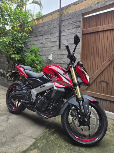 Moto Dominar 400 vermelha 