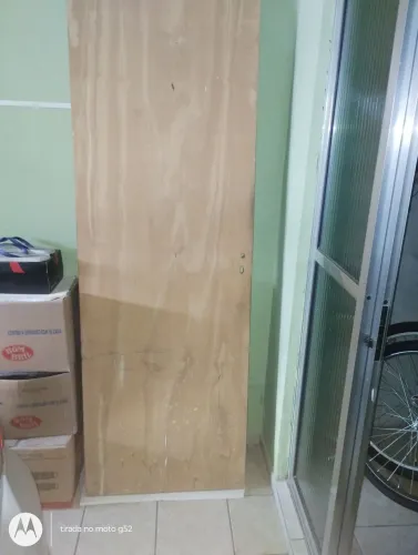 Vende-se uma porta de madeira mista de 80 semi nova