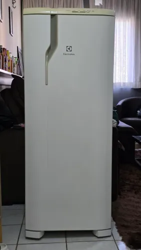 Geladeira Electrolux 240L
