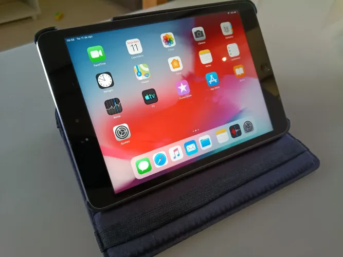 iPad mini 2, com capa protetora
