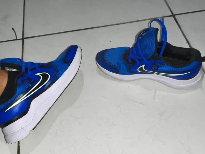 Tênis Nike COSMIC RUNNER academia/caminhada/esportes cor azul com detalhes pretos