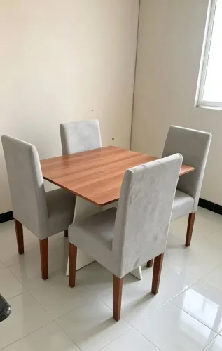 Peça sua mesa de jantar com 4 cadeiras 