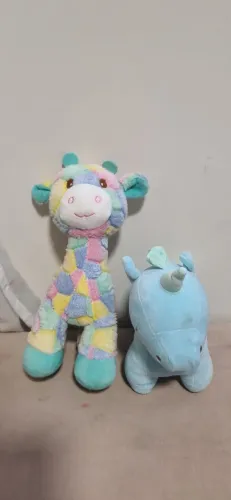 Dois bichos de pelúcia 