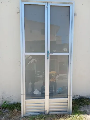 Porta em aluminio