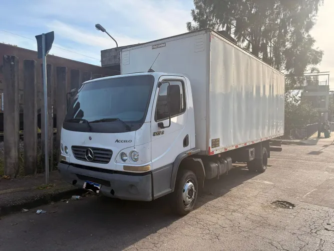 MB Accelo 915C 2009 Baú