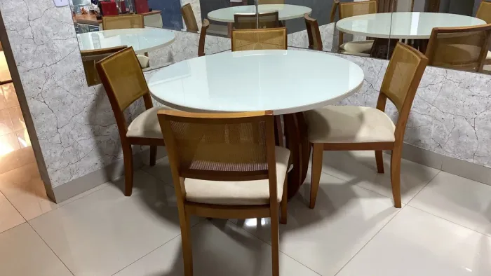 Mesa de jantar redonda e 4 cadeiras no tecido linho