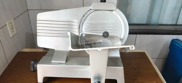 Vende-se cortador de frios