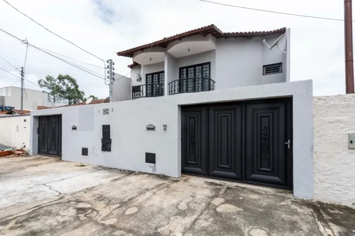 Sobrado 3 Quartos, 1 Suíte, 130m² para locação, Setor Jardim Luz.