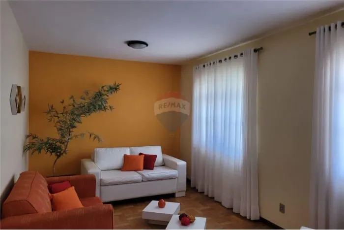 Casa três quartos com suíte, garagem e quintal, na região central de Lavras.