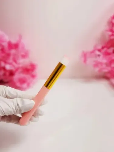 Pincel para Higiene de Cílios: ideal para limpeza dos fios naturais antes do procedimento