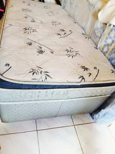 Cama excelente de solteiro à venda