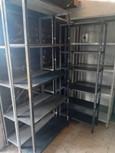 Estantes de ferro