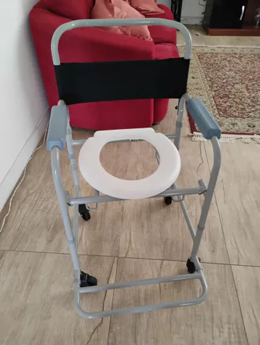 Cadeira de banho seminova 