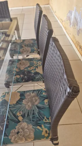 Mesa de Jantar 8 Lugares com Tampo de Vidro + 8 Cadeiras em Fibra