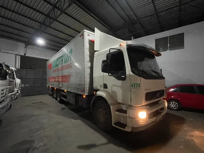 Caminhão Baú Volvo VM 260