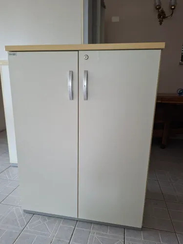 Armário branco com prateleiras (109,5cm x 80,4cm x 50,5cm)