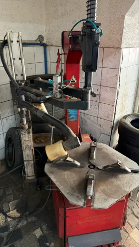Máquina montar pneu