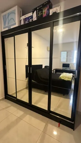 Guarda-Roupa Casal Preto com Portas de Correr e Espelhos - Pouco Uso