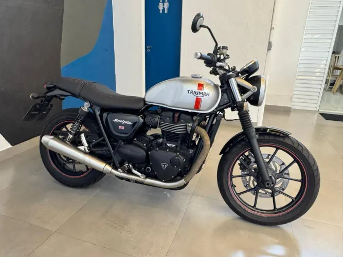 TRIUMPH STREET TWIN