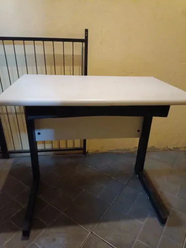 Mesa escritório computador Baixei para sair rápido