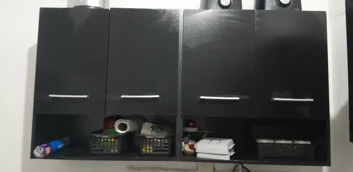 02 Armários aéreos de cozinha preto