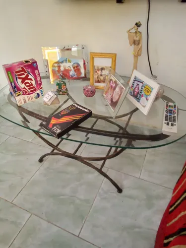 Mesa de centro com tampa de vidro