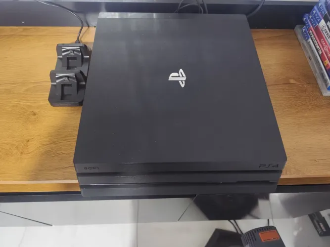 PlayStation 4 pro + 3 controles + 8 jogos