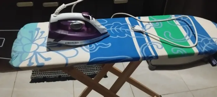 Tábua de passar roupa e ferro de passar a vapor Black+Decker