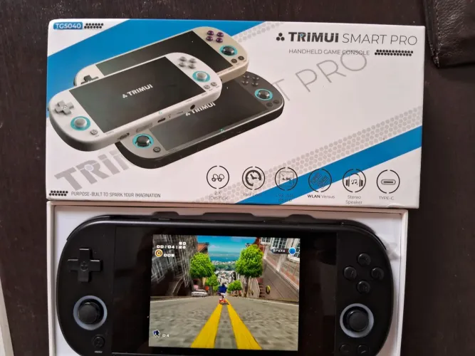 Trimui Smart Pro, na caixa, game de mão