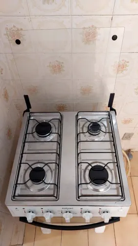 Fogão de 4 bocas com forno. Marca Itatiaia, semi novo mesmo vai com mangueira para botijão