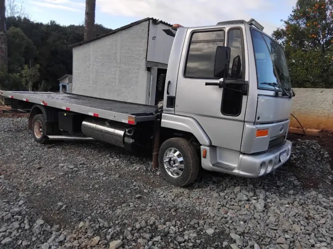 Vendo caminhão Ford 816 na plataforma guincho