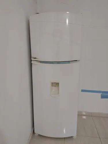 Geladeira Consul, bem conservada, funcionando perfeitamente.