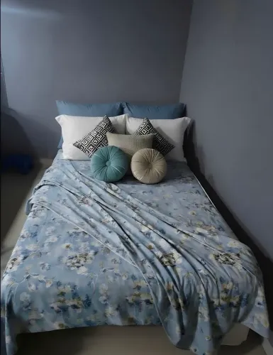 Vendo ou troco cama de casal com base individual e rodízios com espuma D33 selada.
